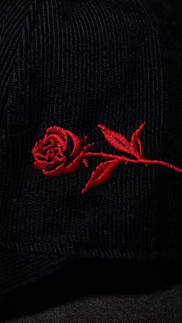Gorra negra de pana con rosa roja bordada