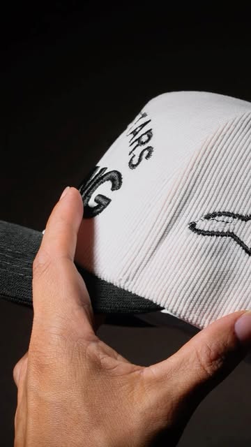 Gorra blanca de pana con letras bordadas